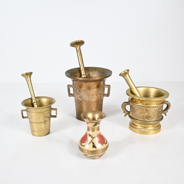 Mortlar, 3 st och vas, mässing, 1900 tal.