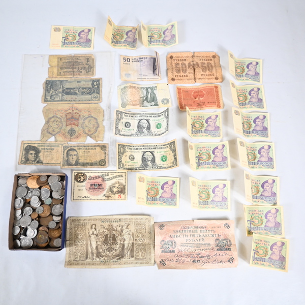 Parti mynt och sedlar.