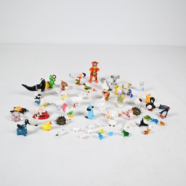 Miniatyrer, glas och porslin. 