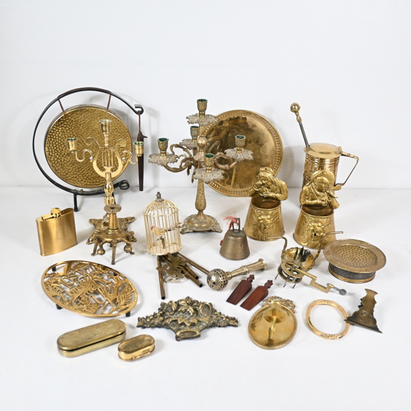 Parti mässingsföremål.