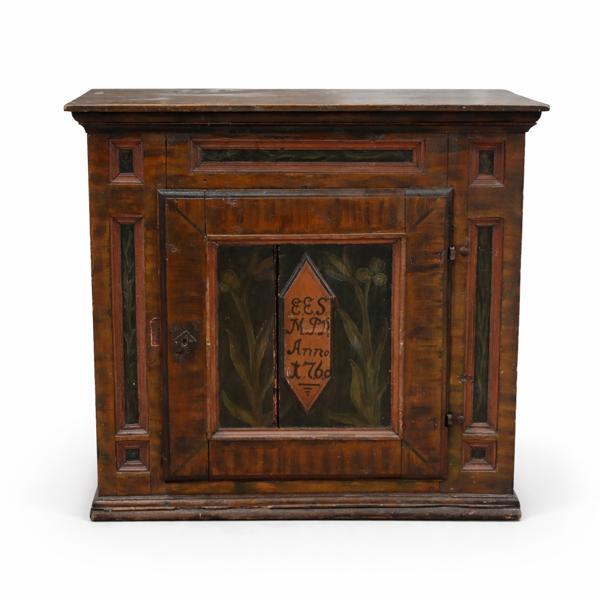 Väggskåp, allomge, daterad 1760. 