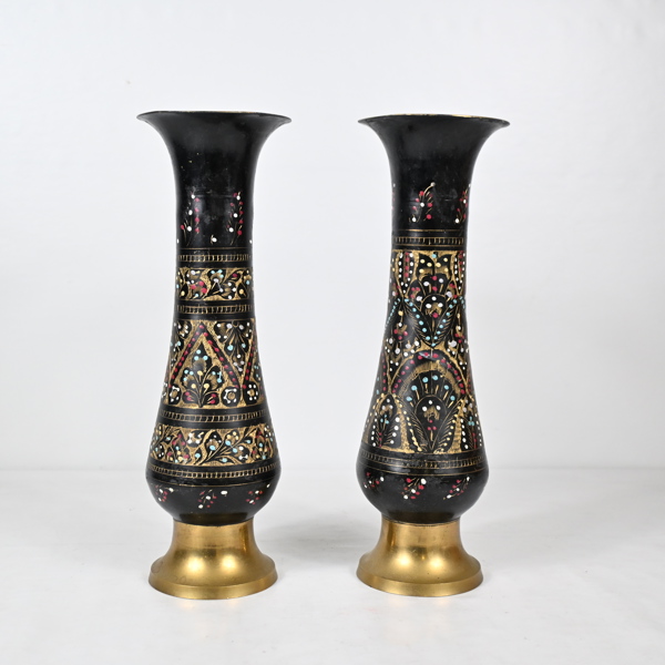 Vaser, ett par, orientaliska, 1900 tal. 