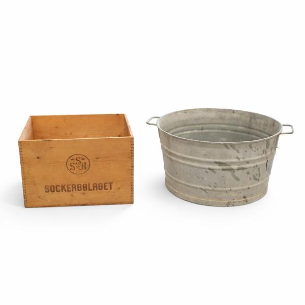 Trälåda, "Sockerbolaget", samt zinkbalja, 1900-tal.