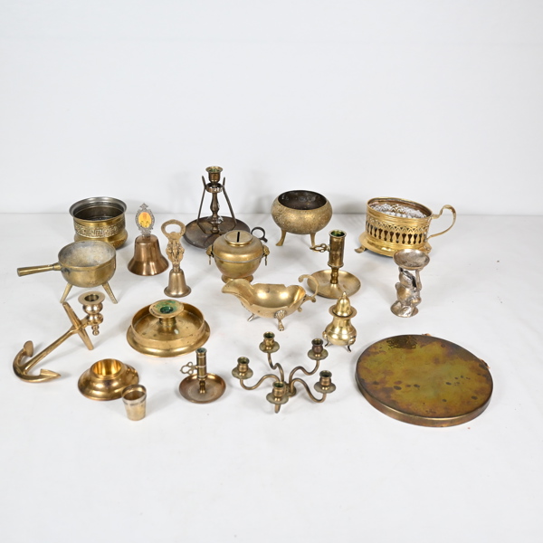 Parti mässingsföremål.