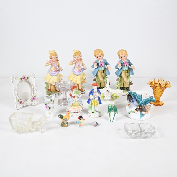 Figuriner, glas och porslin.