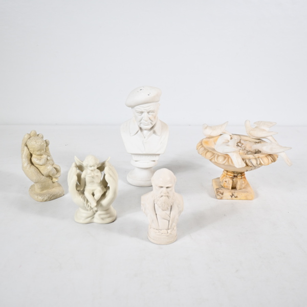 Skulpturer och skål.