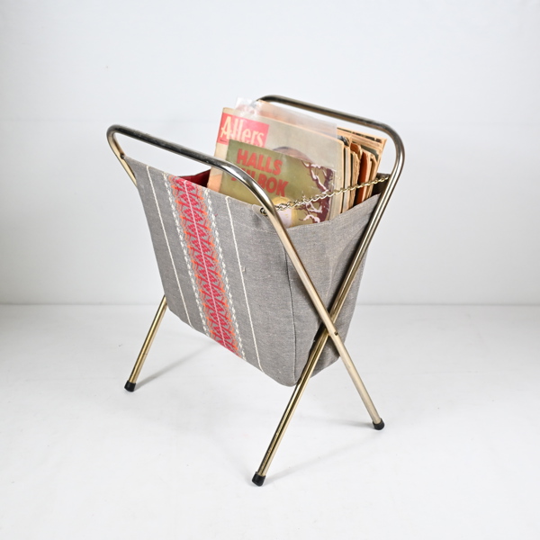 Tidningskorg med tidningar, 1900 talets andra hälft.