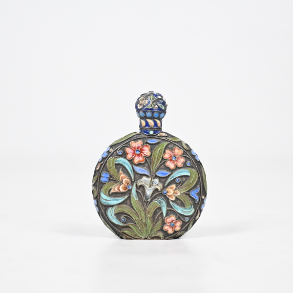 Parfymdosa, silver med emalj, Ryssland, omkring 1900.
