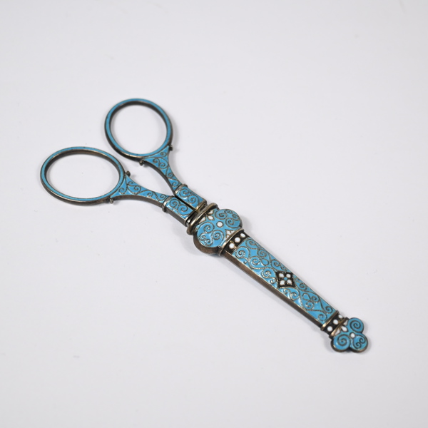 Sax i etui, silver med emalj, Ryssland, omkring 1900.