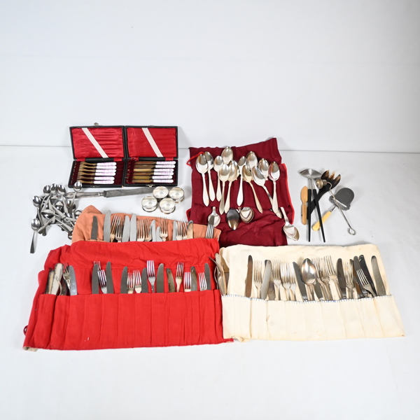 Stort parti bestick, mestadels nysilver.