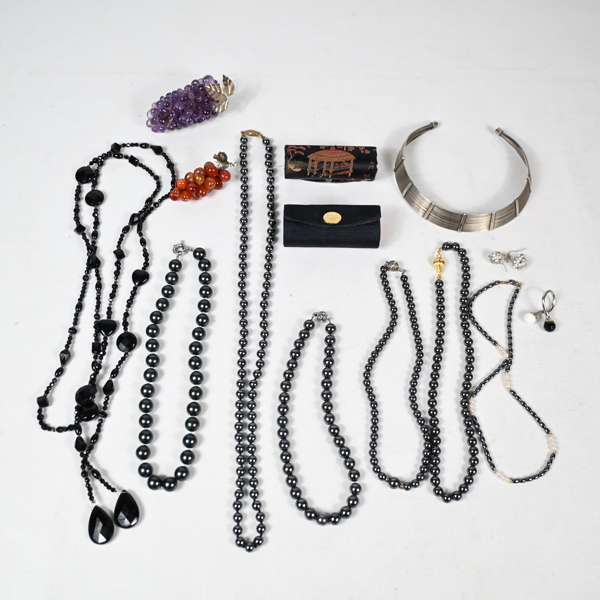 Bijouterier, mestadels hematiter. 