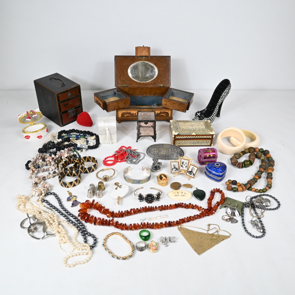 Skrin med bijouterier, m.m.