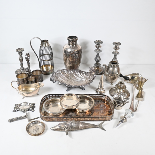 Parti metallföremål, mestadels nysilver. 