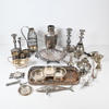 Parti metallföremål, mestadels nysilver.