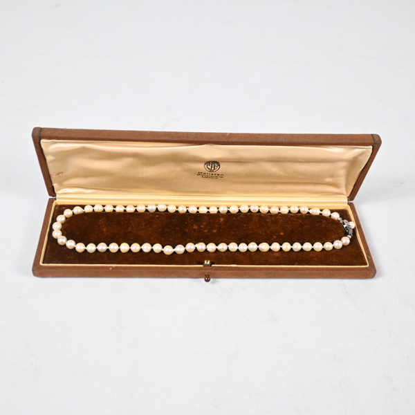 Pärlcollier, lås i silver, 835.