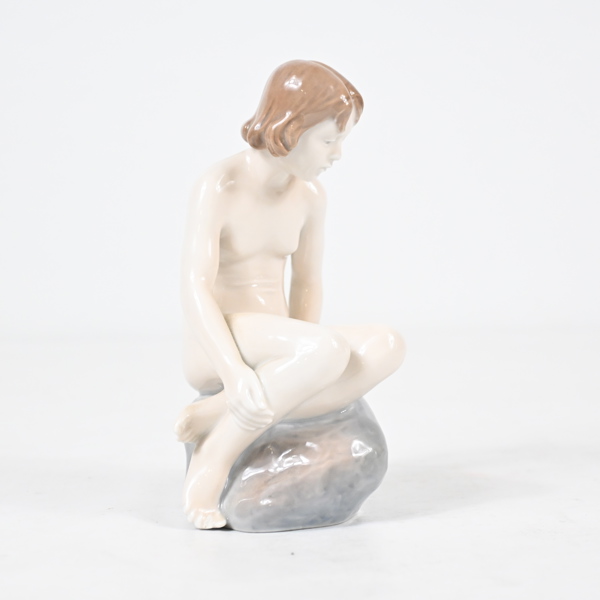 Ada Bonfils, figurin, sittande flicka, Royal Copenhagen.