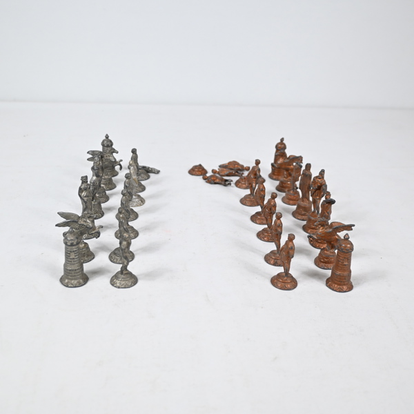 Schackpjäser i tenn, 16+14st, romersk förlaga, 1900-tal.