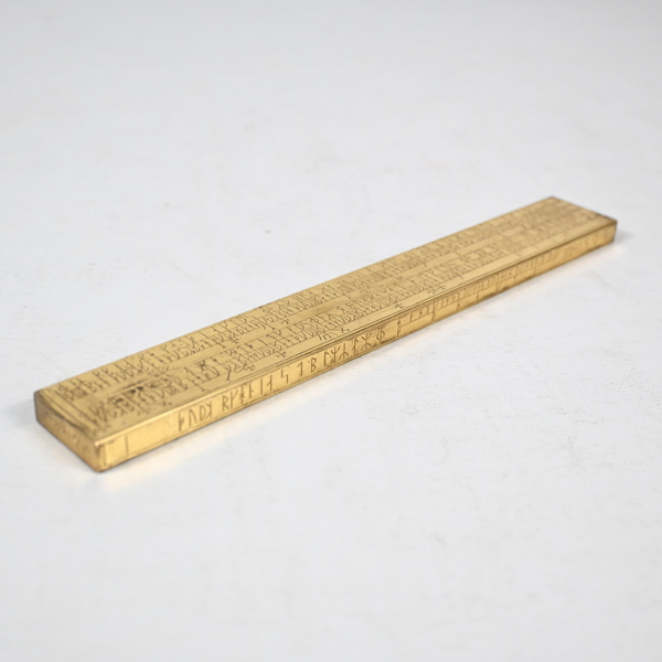 Runstav i mässing, 1900-tal.