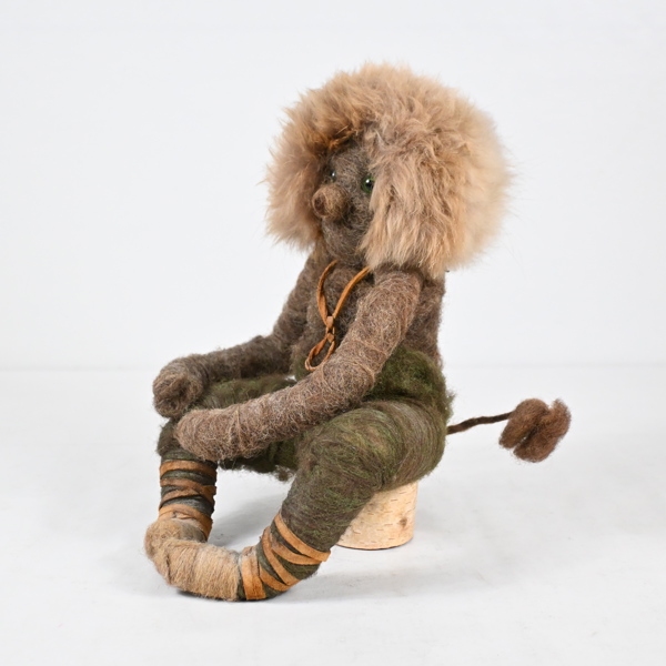 Docka, sittande troll, 1900-tal.