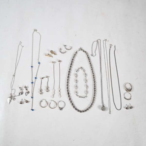 Smycken i silver.