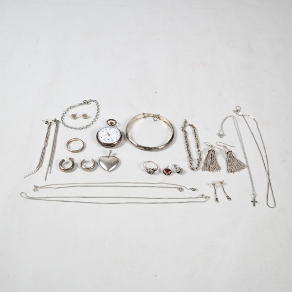 Smycken och fickur i silver.