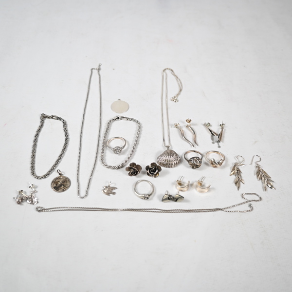 Smycken i silver.