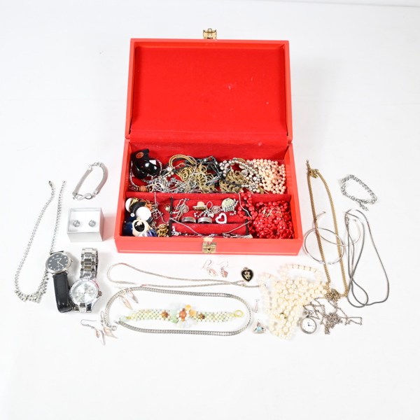 Smyckeskrin med bijouterier.