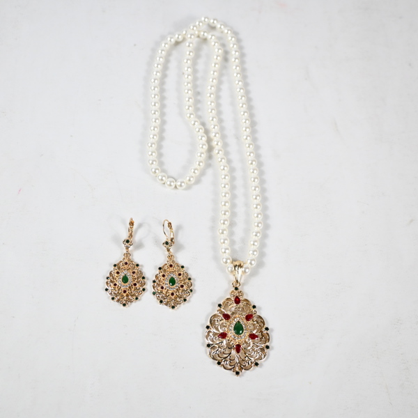 Halsband och örhängen, pärlor och kristall, fransk-stil.