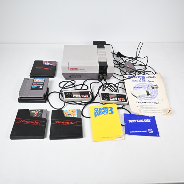 Spelkonsol med tillbehör, Nintendo Entertainment System, European Version, 8 bitars.