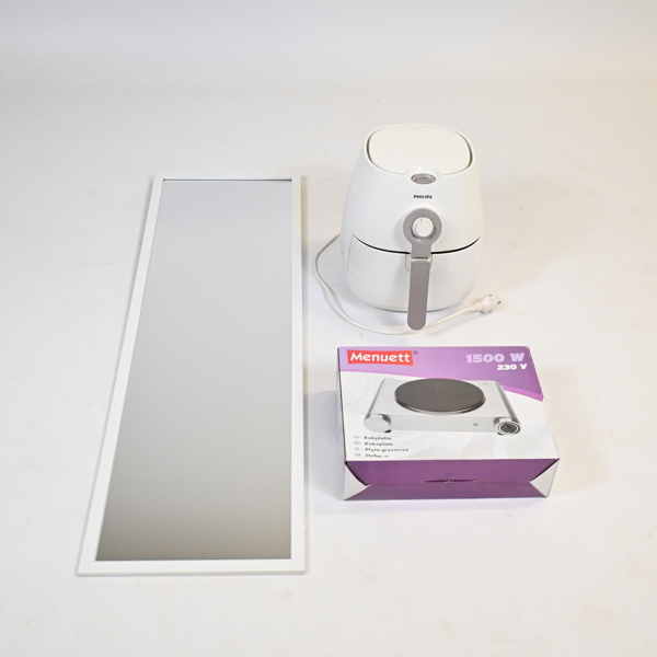 Spegel, airfryer och kokplatta.