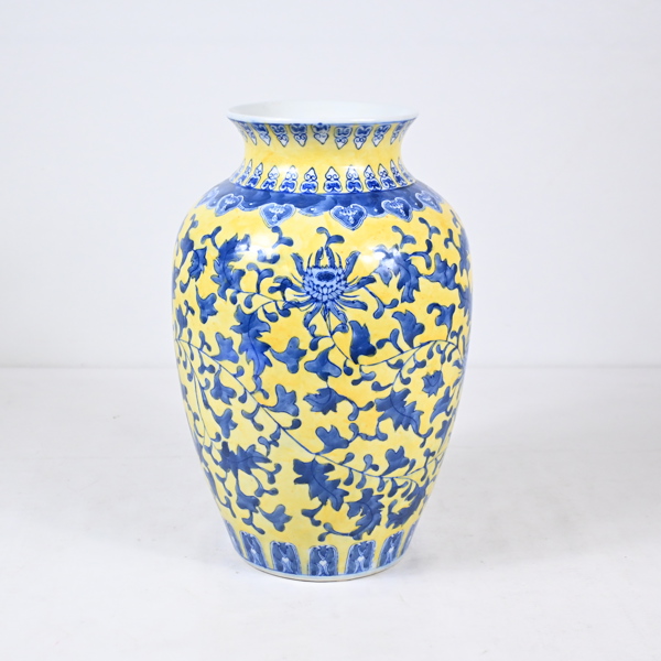 Vas, porslin, Famille Jaune, Ming-stil, Kina.