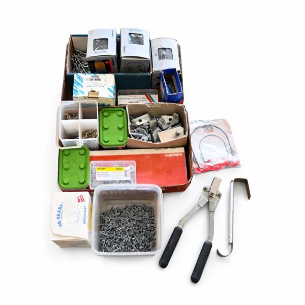 Lådor med spik och skruv, 2st.