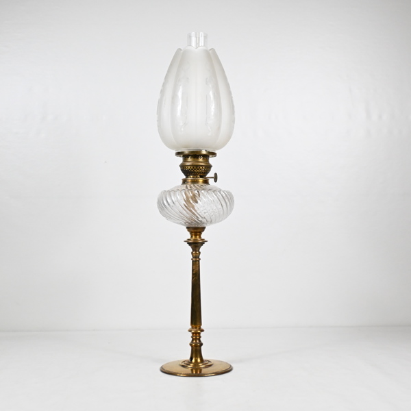 Bordsfotogenlampa, mässing och glas, 1900-talets början.