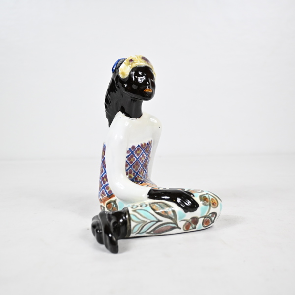 Mari Simmulson, figurin, sittande kvinna, keramik, Upsala Ekeby.