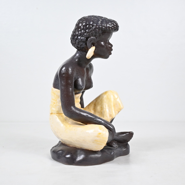 Figurin, sittande kvinna, Söholm Bornholm, Danmark.