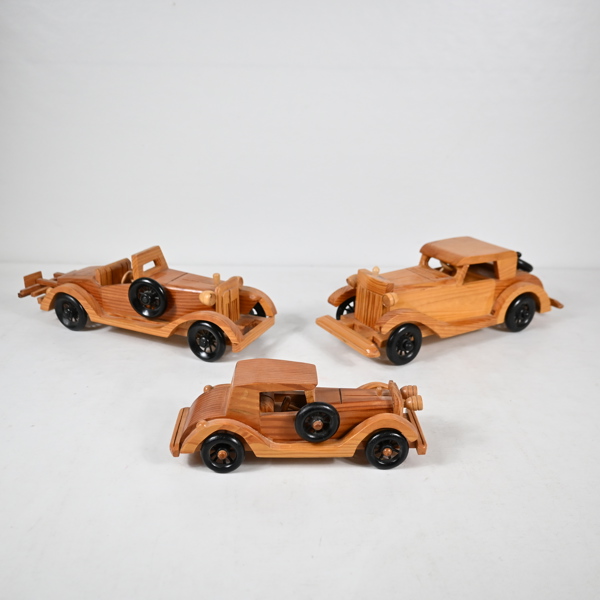 Bilar i trä, 3st, 1900-tal.