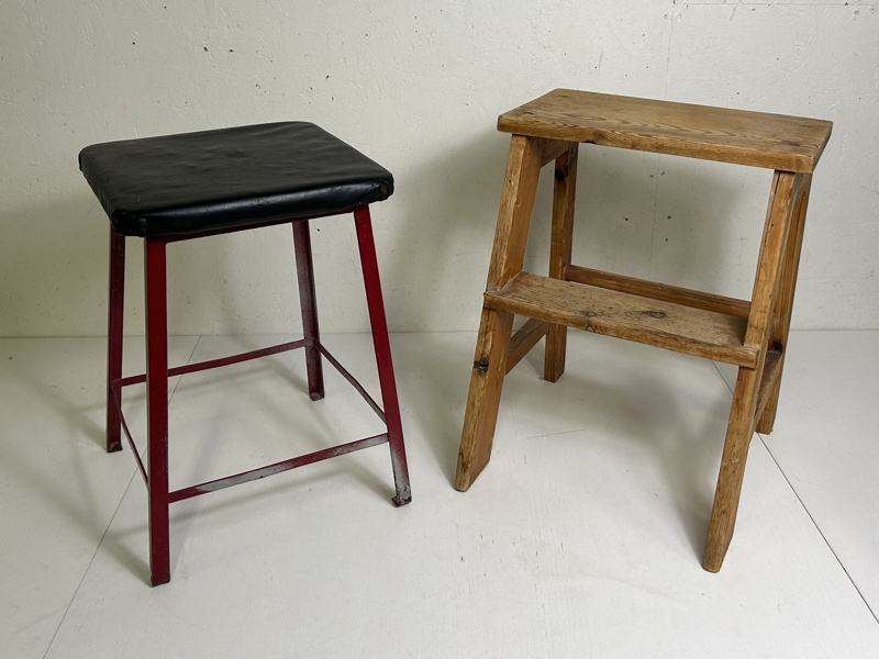 2 st Pallar bl a en med metallunderrede 