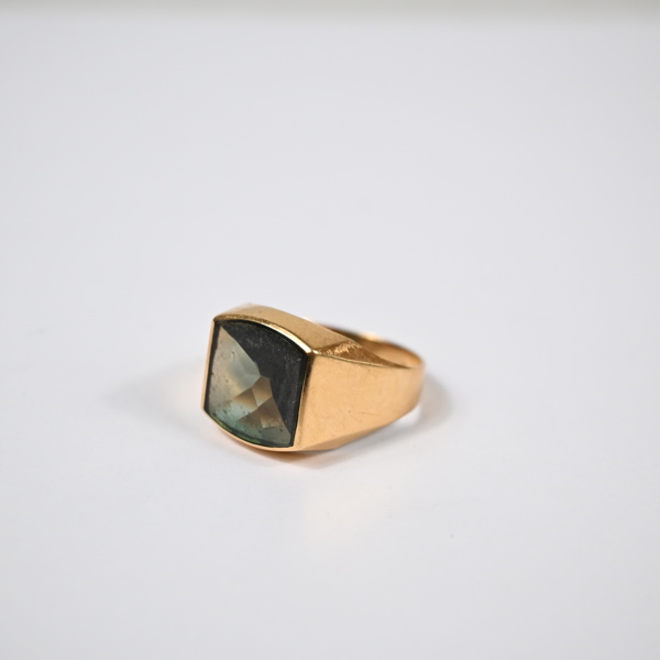 Klackring i 18k guld, med onyx. 