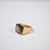 Klackring i 18k guld, med onyx. 
