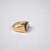 Klackring i 18k guld, med onyx. 