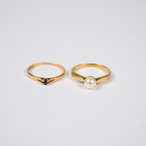 Ringar i 18k guld, med sten och pärla.