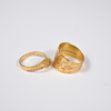 Ringar i 18k guld, varav en med diamanter.