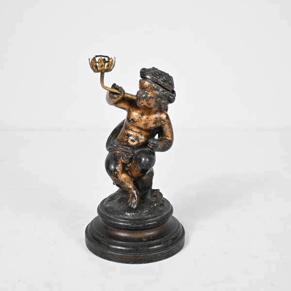 Oljelampa föreställande putto, bronserad metall, 1800-tal.