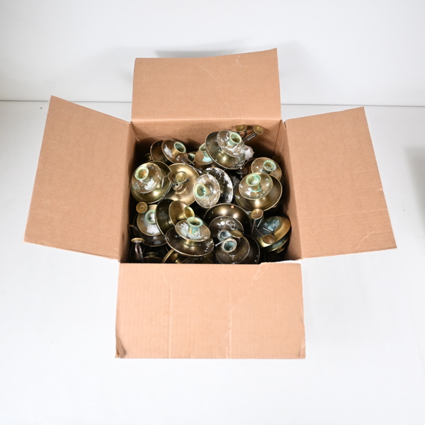 Stort parti ljusstakar i mässing.