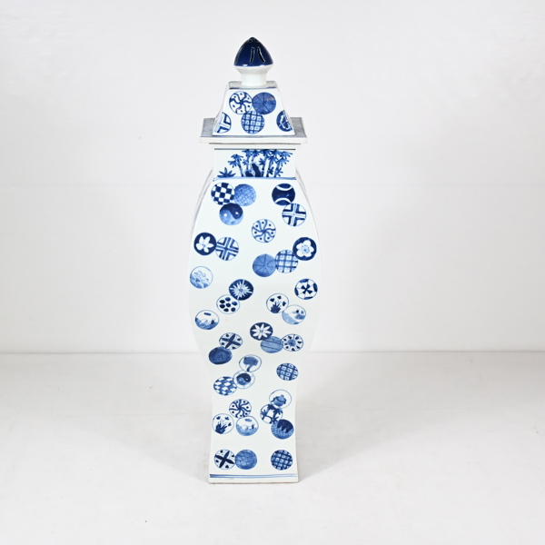 Urna med lock, porslin, Kina.