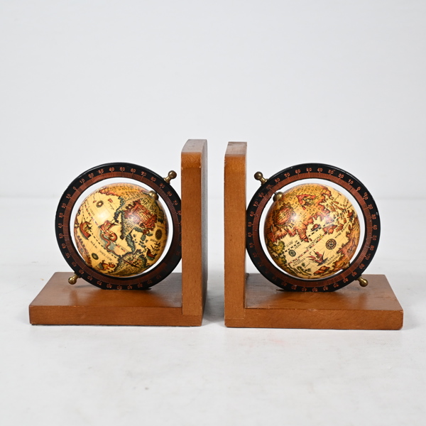 Bokstöd, ett par, trä, 1900-tal. 