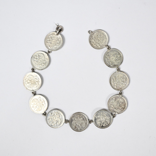 Armband i silver, med ryska silvermynt. 