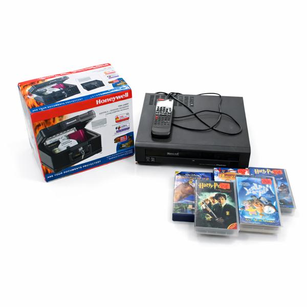 Säkerhetsskåp, videobandspelare, daytron, med tillbehör. 