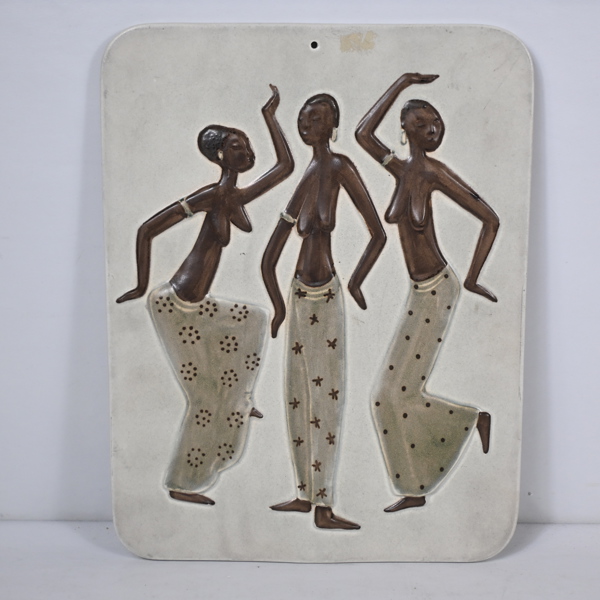 Dorothy Clough, väggrelief, "Dansande kvinnor", Gefle. 