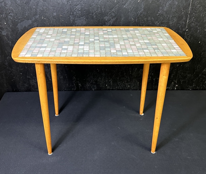 Bord med mosaikiläggning 